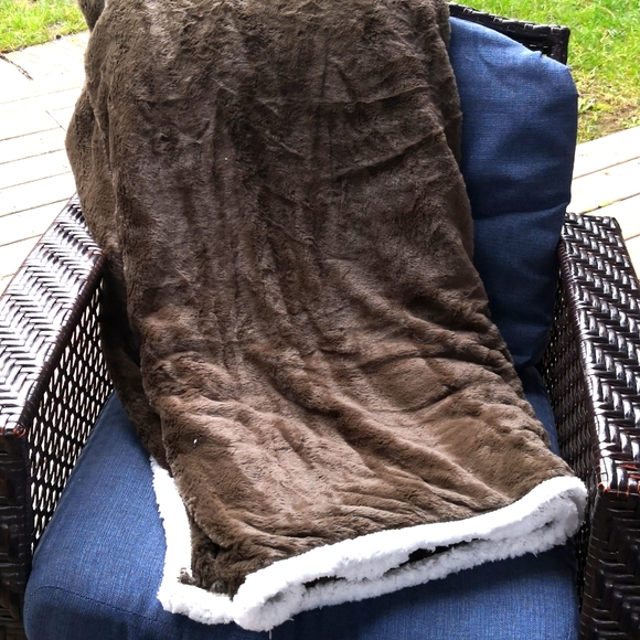 Faux fur/ Sherpa Queen Size blankets/ Throws - Picture 4 of 6